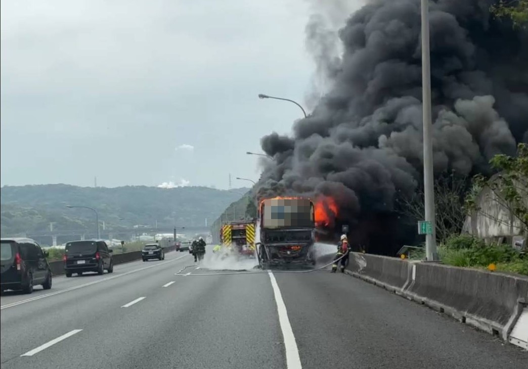 【有片】黑煙竄天!國1遊覽車突遭火舌吞噬 乘客急逃路肩 - 台北郵報 | The Taipei Post 【有片】黑煙竄天!國1遊覽車突遭火舌吞噬 乘客急逃路肩 - 台北郵報 | The Taipei Post