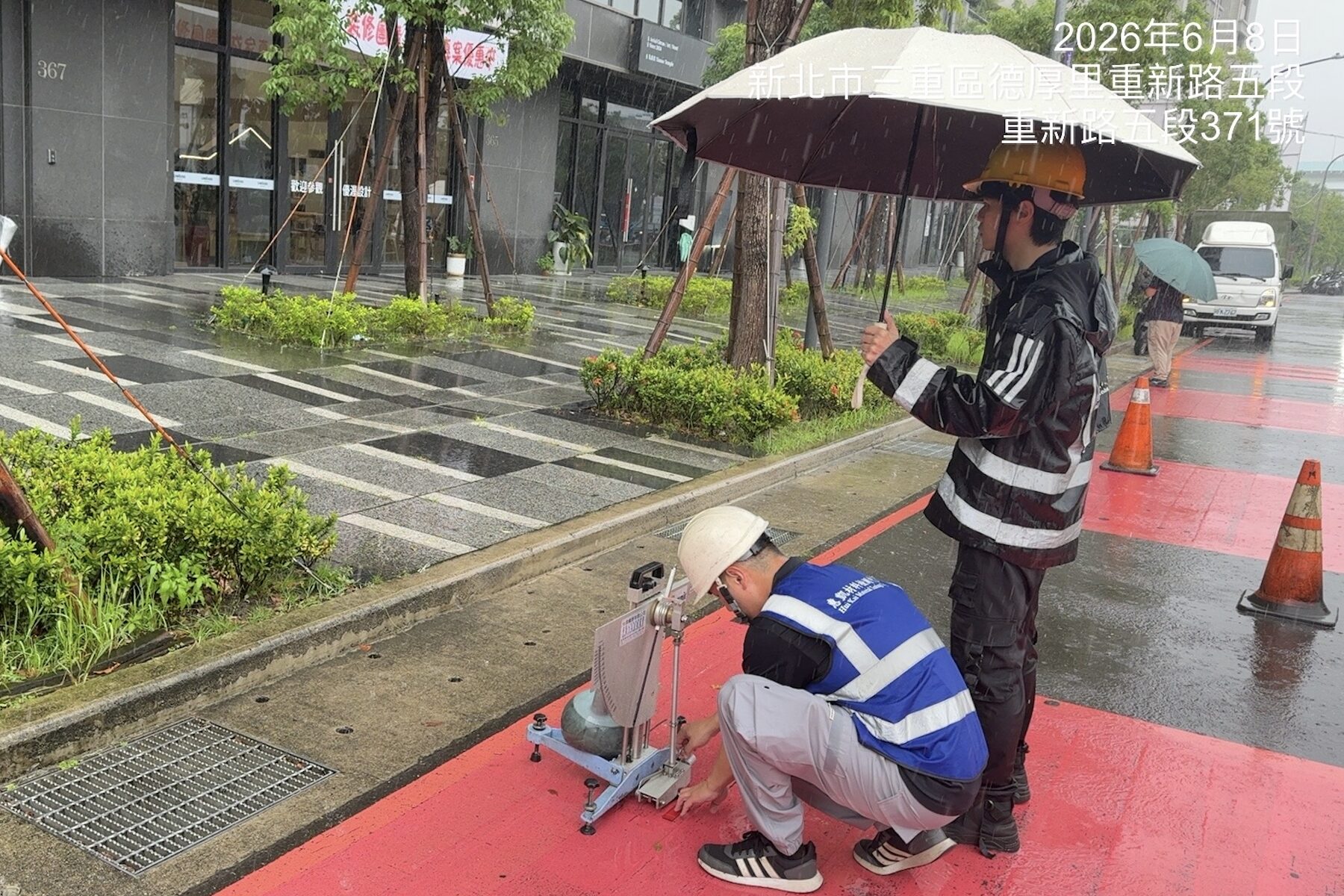 重視用路人安全!新北交通局檢測重新橋引道紅色鋪面 科學數據證實符合道路安全標準 - 台北郵報 | The Taipei Post 重視用路人安全!新北交通局檢測重新橋引道紅色鋪面 科學數據證實符合道路安全標準 - 台北郵報 | The Taipei Post