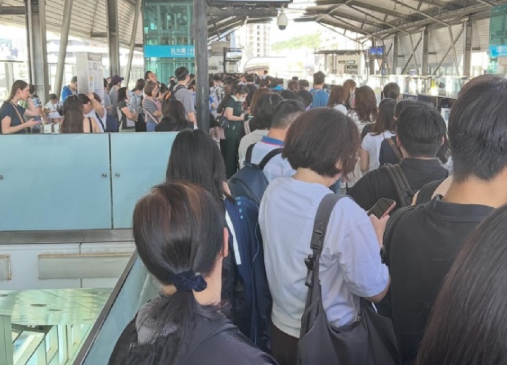 機捷列車上班尖峰故障暫停 旅客被迫下車擠爆月台 - 台北郵報 | The Taipei Post 機捷列車上班尖峰故障暫停 旅客被迫下車擠爆月台 - 台北郵報 | The Taipei Post