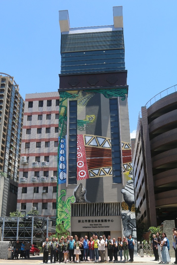 新北原民服務中心整建近完工 侯友宜視察三重據點並開箱特色外牆彩繪 - 台北郵報 | The Taipei Post