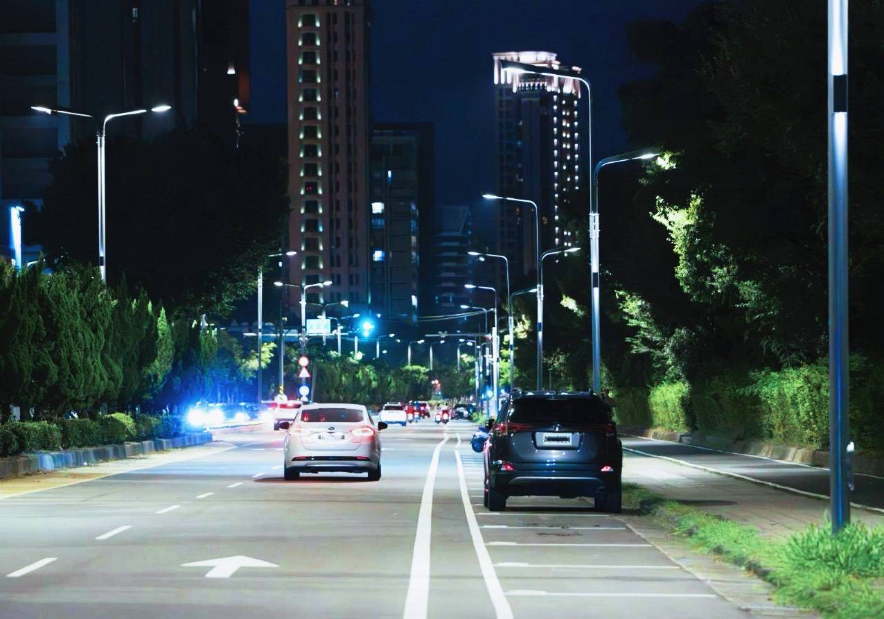 竹北燈照亮頭前溪畔興隆路全段 鄭朝方再創高矮雙階「音符燈」 百盞照耀夜跑人行空間 - 台北郵報 | The Taipei Post